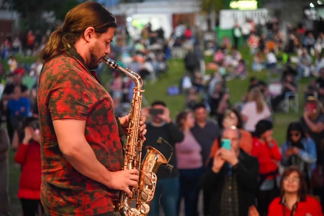 Agustín Yañez playing live at sunset, in front of the audience.